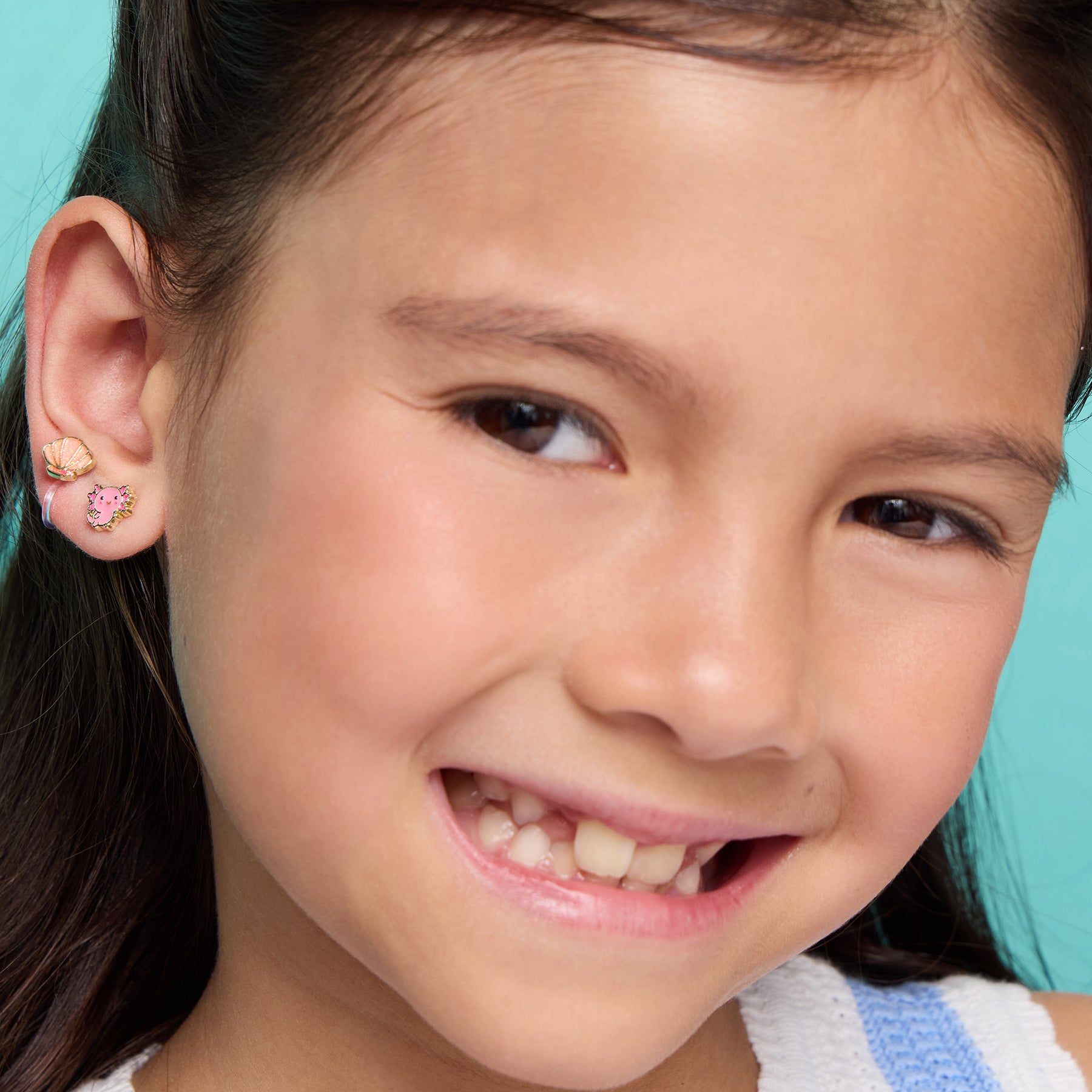 J367sC_girl-nation-earrings-shell-abrate-clip-on-worn-girl-1.jpg