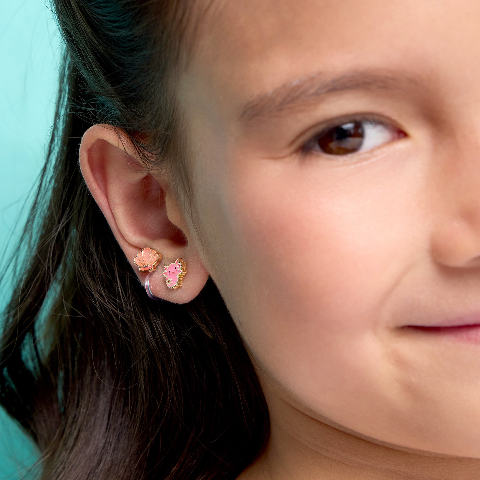J367sC_girl-nation-earrings-shell-abrate-clip-on-worn-girl-2_1.jpg