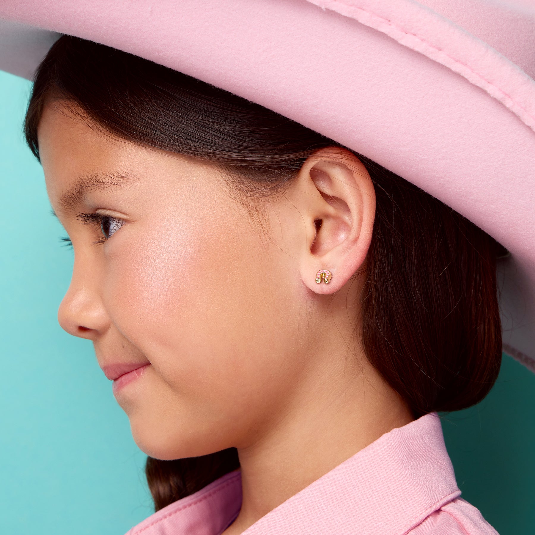 J467s05_girl-nation-earrings-lucky-horseshoe-cutie-studs-worn-girl-1_1.jpg