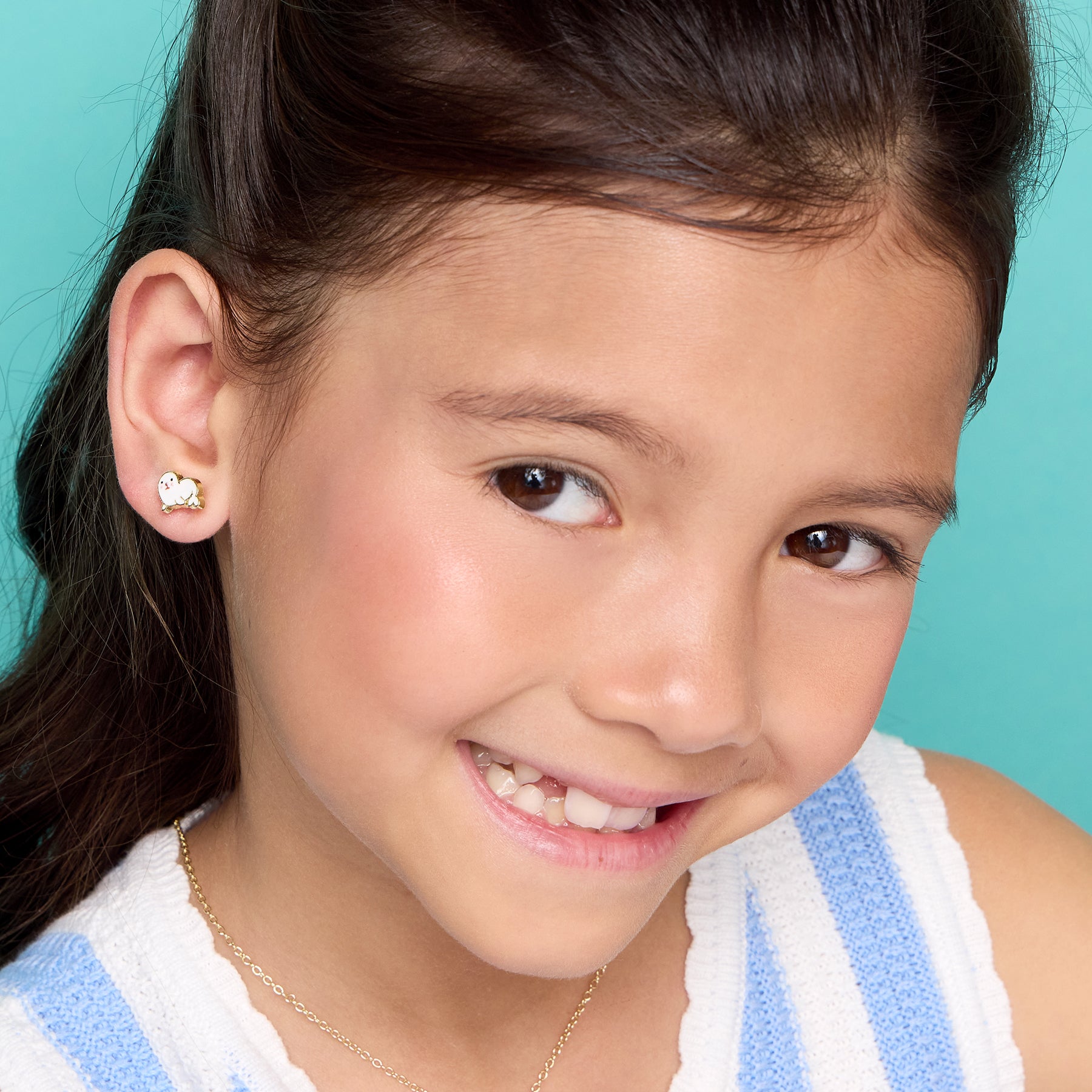 J555s_girl-nation-earrings-sealed-with-a-Kiss-cutie-studs-worn-girl-1__51158.jpg