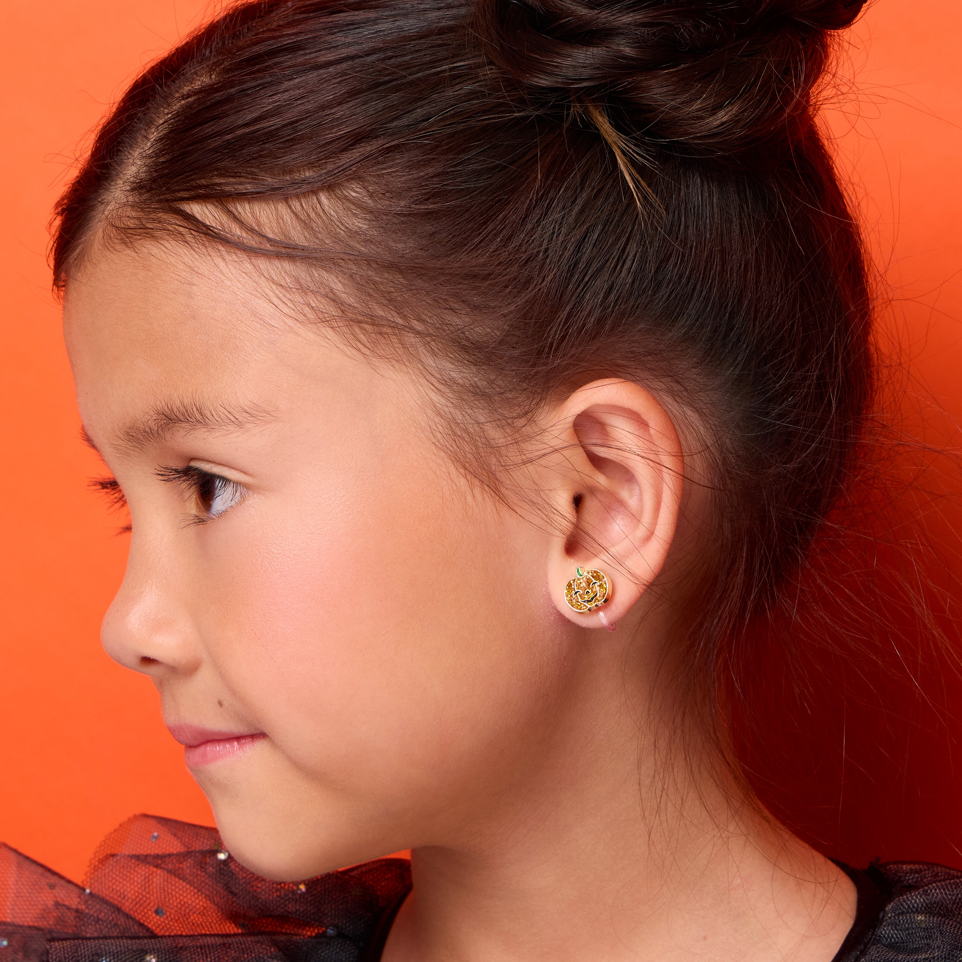 JH523sC_girl-nation-earrings-glitter-pumpkin-halloween-clip-on-worn-girl-1_1.jpg